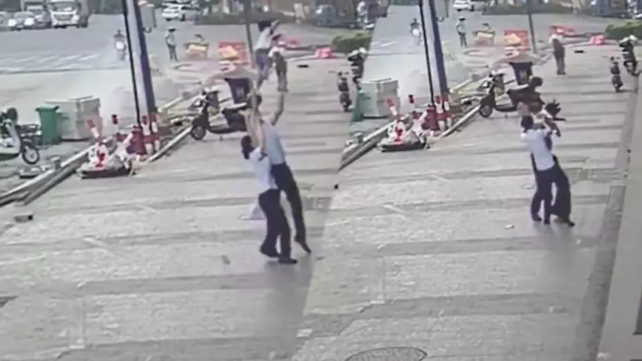 Hombre salva niña cae edificio.jpg