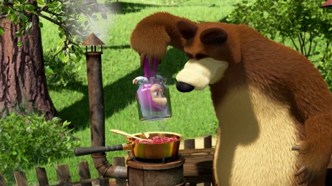 En la imagen, oso sostiene a Masha de cabeza. Masha tiene un frasco para mermelada de Oso.