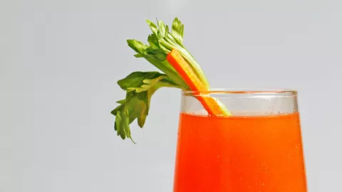 ¿Por qué SÍ y NO tomar jugo de zanahoria y apio por las mañanas? Ten cuidado