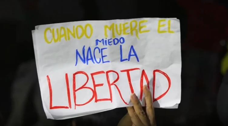 Una persona sosteniendo un cartel con la mano que dice “cuando muere el miedo nace la libertad” publicado en la página “el nobel es nuestro” a través de la cual María Corina Machado, opositora venezolana llamó a una marcha por la paz en su país