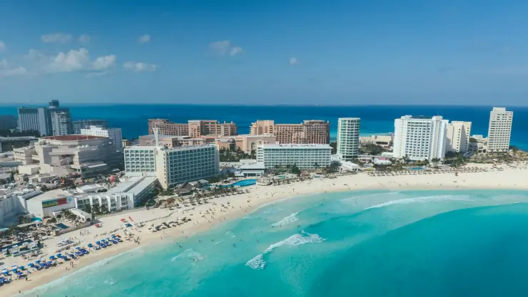 Panorámica de Cancún México donde se observa el mar caribe y hoteles al pie de playa