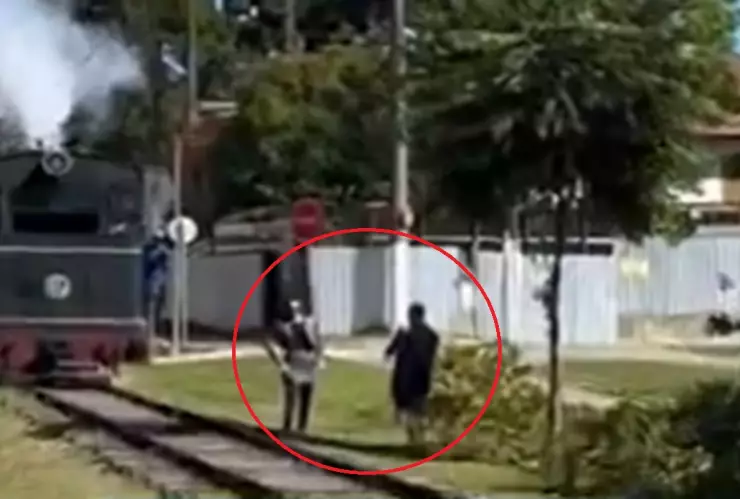 Mujer se saca fotografía con el paso del tren; termina golpeada por el maquinista