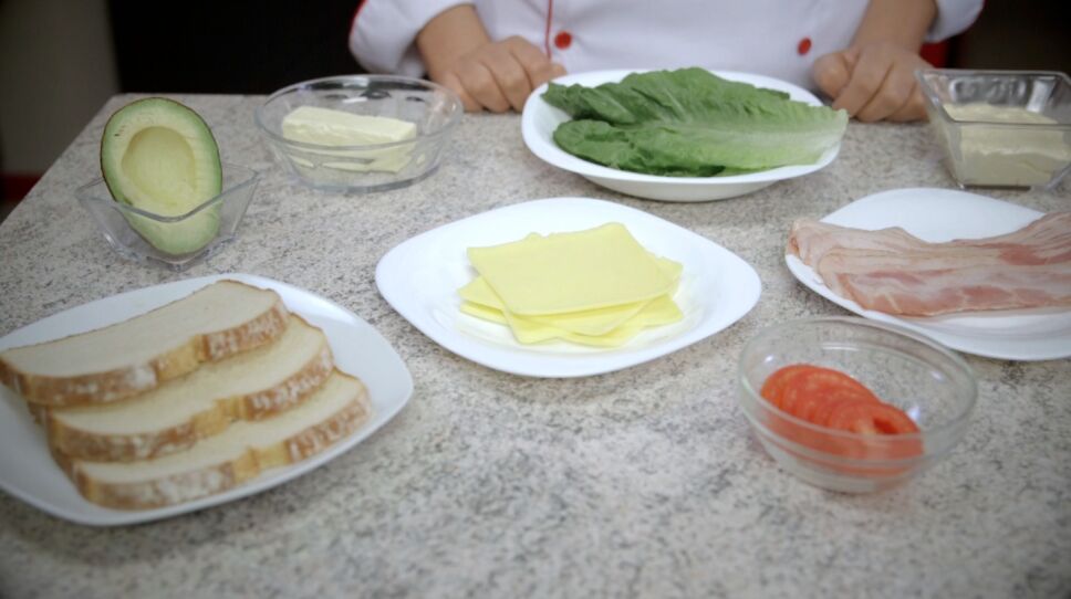 Ingredientes para receta de club sándwich de pollo