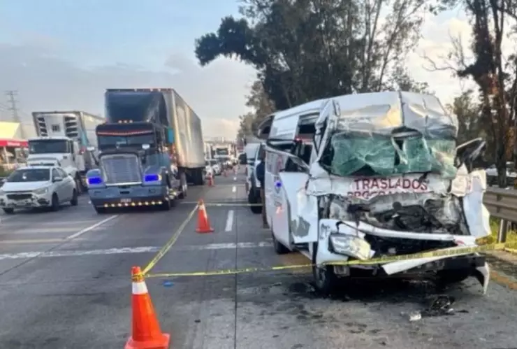 ¡Imagen devastadora! Ambulancia queda destruida y dos personas mueren prensadas tras fatal accidente autopista México-Querétaro