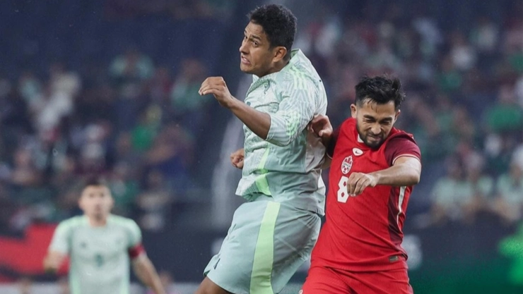 Futbolistas de México y Canadá disputan una pelota en Dallas, Texas