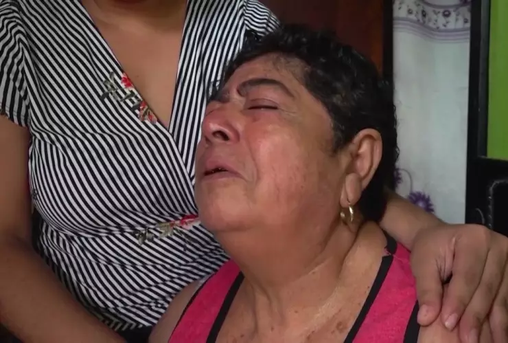 Incendio de un centro de detención provoca muerte a 39 migrantes en la frontera de México; lloran en El Salvador.