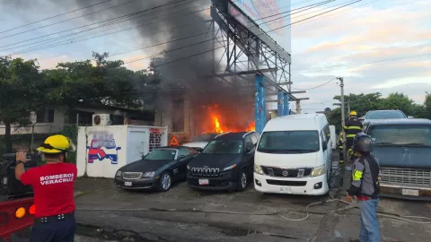 El fuego generó daños materiales importantes en el local de autos usados