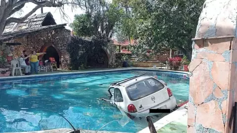 Auto CAE dentro de una alberca por el periférico de Mérida