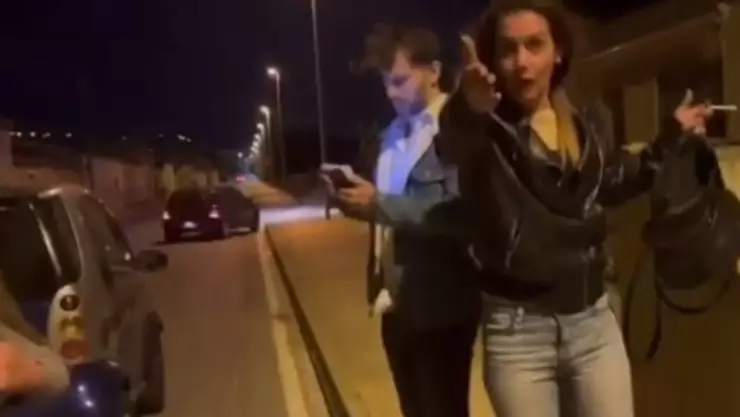 Españolas discriminan a una mujer de Venezuela (VIDEO)