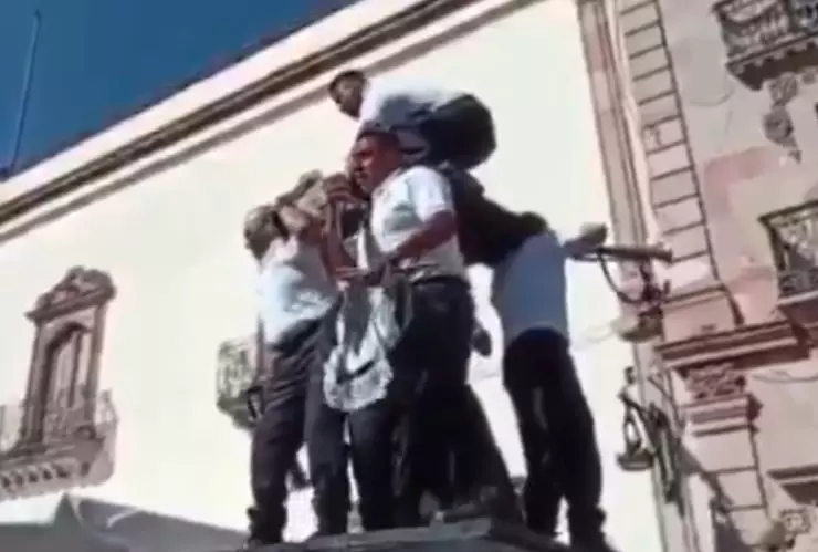 Pirámide de policías