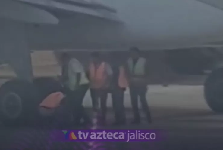 Revelan VIDEO del momento en el que un sujeto intentó meterse en el tren de aterrizaje de un avión en el Aeropuerto de Guadalajara