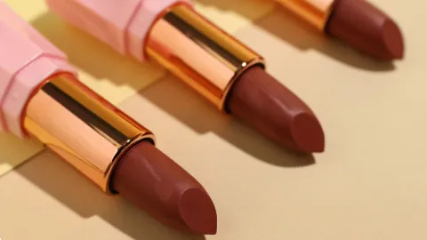 El tono de labios marrón chocolate aporta brillo, volumen y un efecto juvenil que transforma tu look al instante.