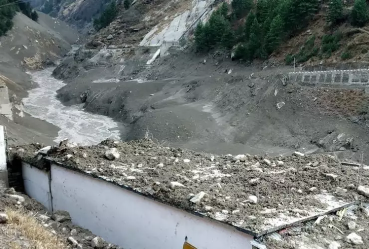 Suman 19 muertos y 200 desaparecidos por desprendimiento de un glaciar en la India