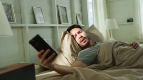 no deberías ver el celular al despertar