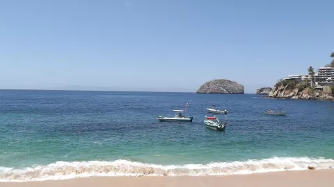 Sigue la alerta en Puerto Vallarta por alto oleaje