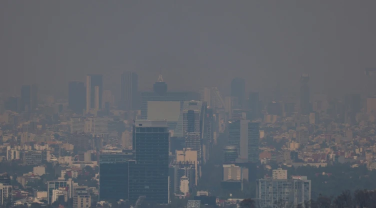 La mayor contaminación se da por la quema de combustible de los autos.