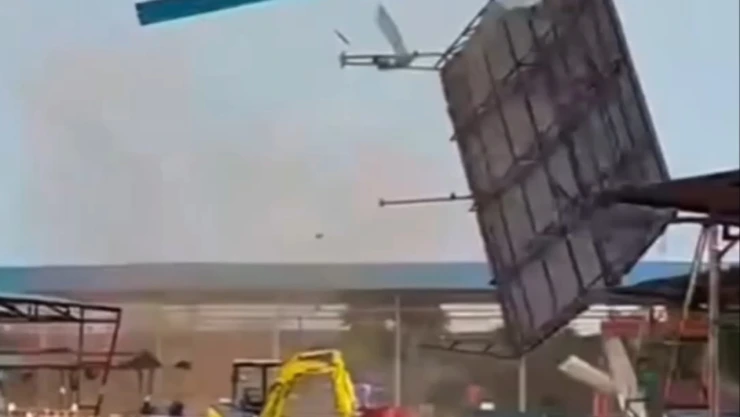 Tornado destruye sitio de construcción en Batam, Indonesia