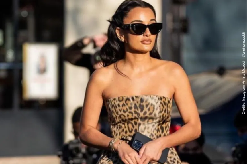 Amina Muaddi con gafas y look animal print,..jpg