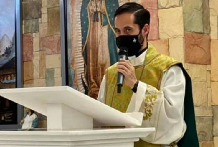 sacerdote-gente-necia-rezar