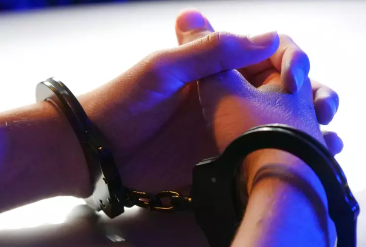 Mujer entrega a su propio hijo menor de edad a la policía; el joven habría apuñalado a una persona en una riña