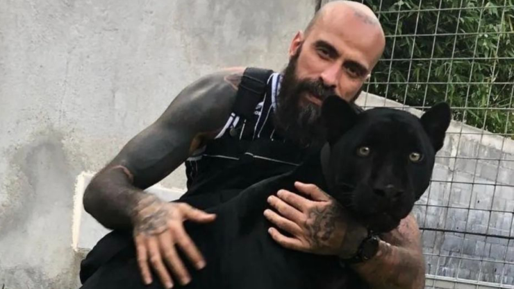 Babo tiene como mascota a “Noche”, una pantera negra.