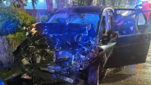 Auto chocó en Río Churubusco.