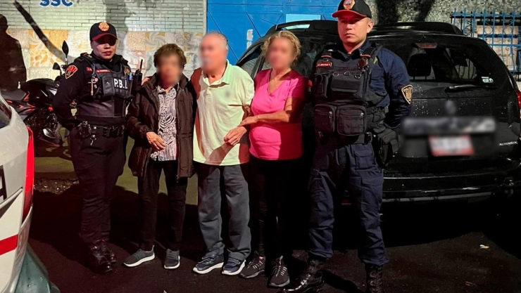 Abuelito se pierde en el Metro CDMX y policías lo ayudan a reencontrar a su familia