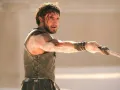 Yates ha logrado un diseño que resalta no solo la opulencia de Roma, sino también su decadencia. Los trajes reflejan las luchas internas dentro del imperio, con una mezcla de trajes que van desde lo elegante hasta lo brutal.
Crédito: Paramount Pictures