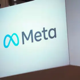 Logotipo de Meta en la feria Vivatech de París en 2023.