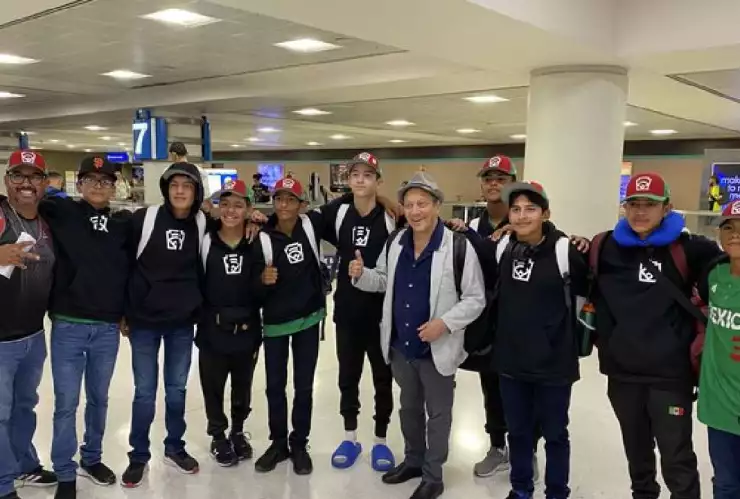 ¡Hermano, ya eres mexicano! Rob Schneider pagó la cena a equipo juvenil de béisbol mexicano.jpg