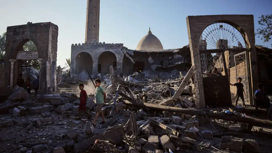 Mezquita Abu Salim luego de un ataque aéreo israelí, en la Franja de Gaza.