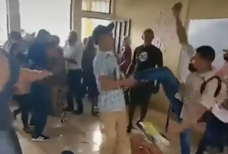 VIDEO- Junta de padres de familia se sale de control… ¡Hubo sillazos!