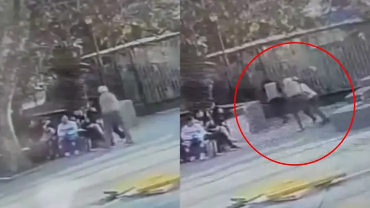 VIDEO: Anciano atacó con un cuchillo a grupo de jóvenes en una plaza