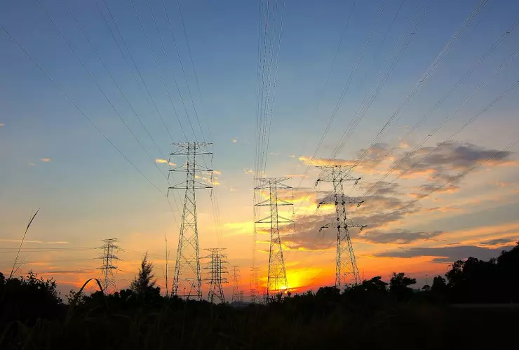 Imagen alusiva a electricidad con torres en un atardecer.jpg