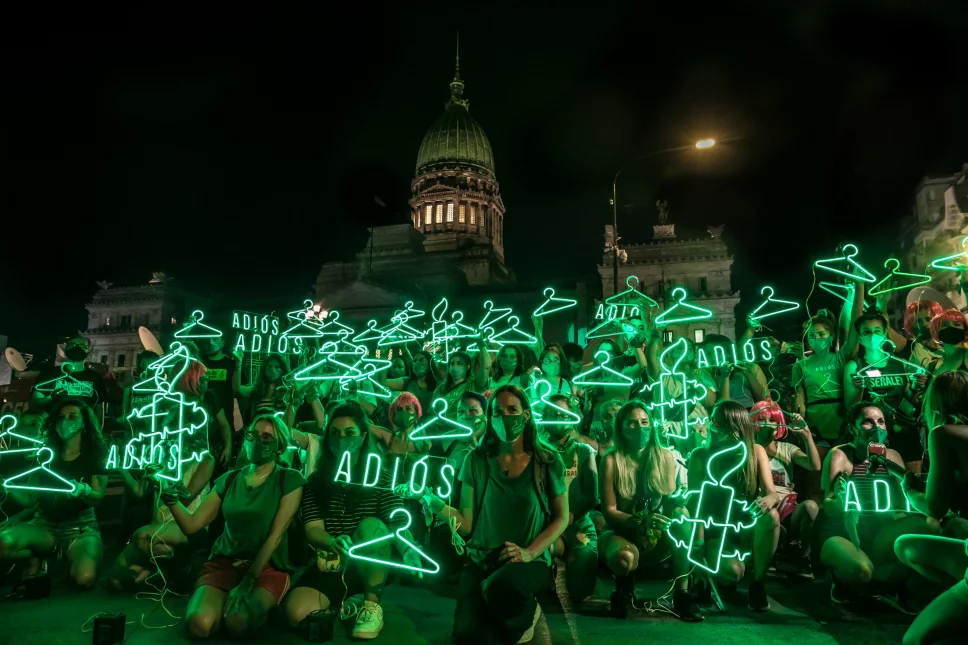 Razón por la que un gancho de ropa se convirtió en un símbolo a favor de la despenalización del aborto