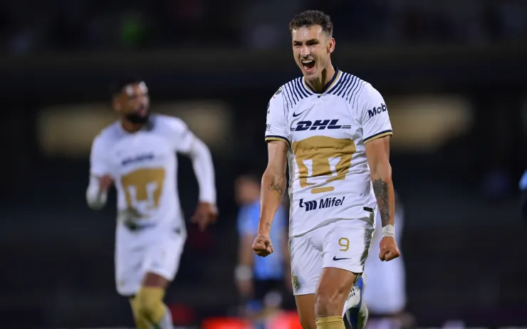 Juan Ignacio Dinenno celebra un gol con Pumas