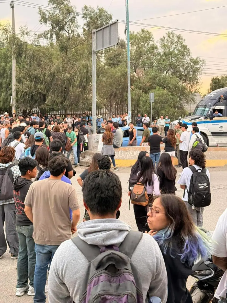 Estudiantes de la FES Cuautitlán de la UNAM bloquean la carretera Cuautitlán-Teoloyucan