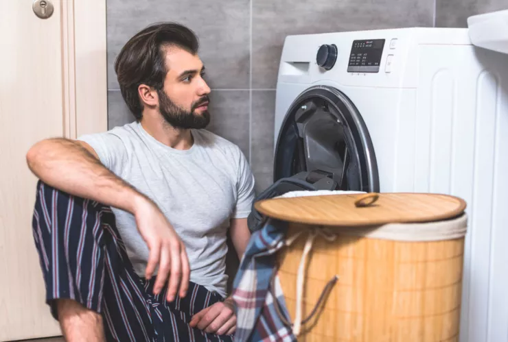 Si tienes ropa que lavar, pero es poca, puedes lavarla a mano. Usar la lavadora es gastar demasiada agua.