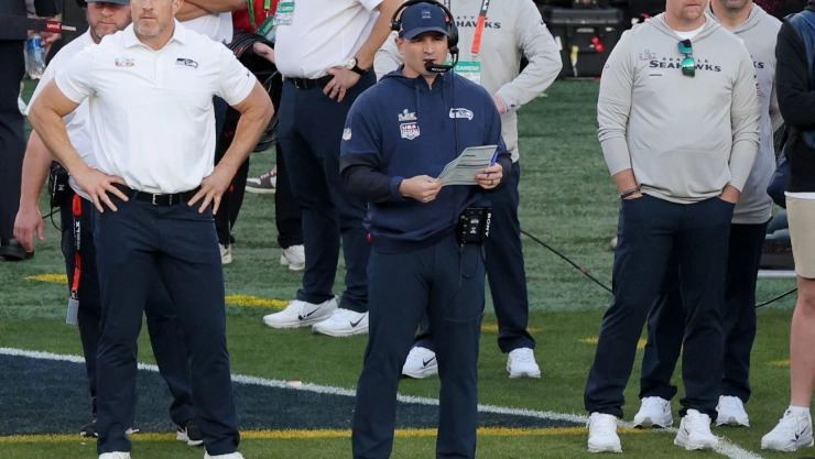 El coach de los Seattle Seahawks, Mike Macdonald, fue bañado con Gatorade color amarillo