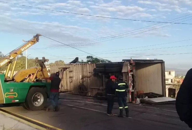 Tráiler cargado con cervezas se volteó en el Periférico Ecológico Puebla