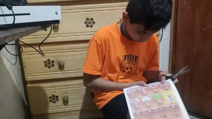 Papá imprime estampas álbum Qatar para hijo