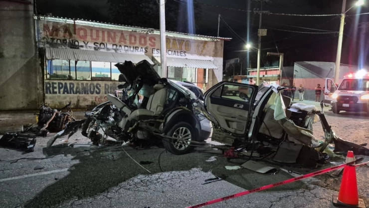 Mujer MUERE tras protagonizar FUERTE ACCIDENTE durante la madrugada; su camioneta quedó PARTIDA en dos