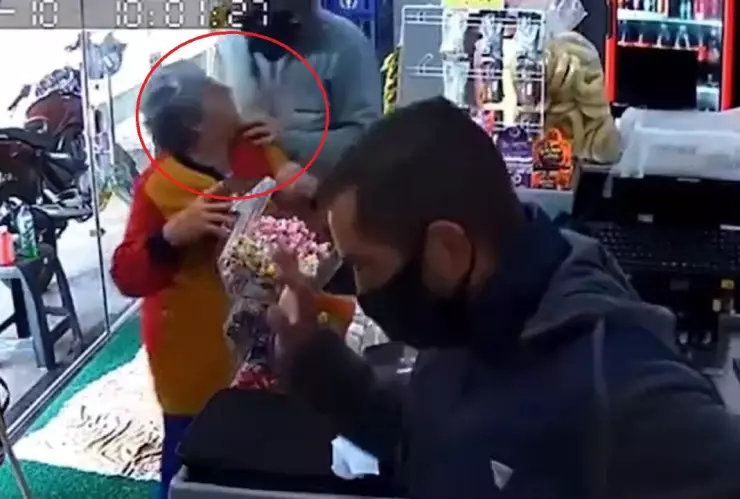 Toman de rehen a abuelita durante asalto.