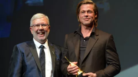 Leonard Maltin y Brad Pitt