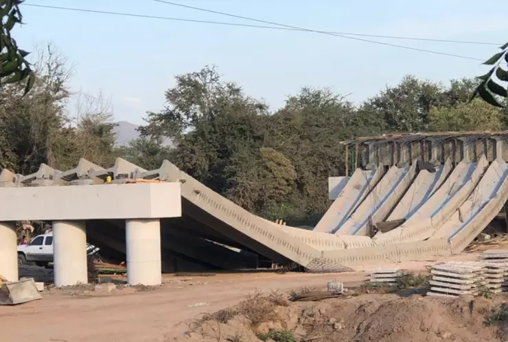 Mala maniobra provoca desplome del puente El Quelite en Sinaloa