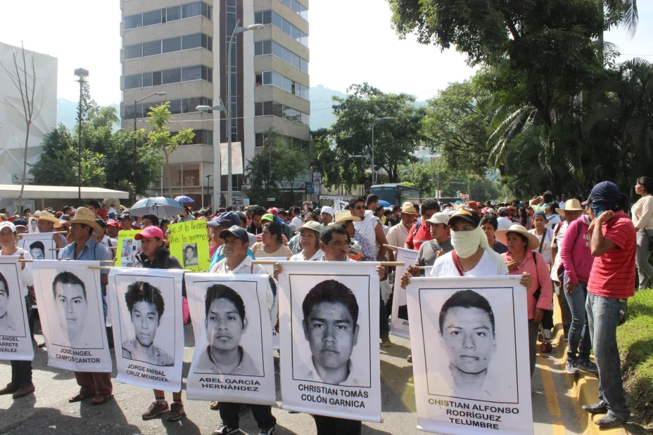 Padres y compañeros de los normalistas de Ayotzinapa llamaron a no votar en las elecciones de 2015 hasta que los jóvenes desaparecidos sean presentados con vida.