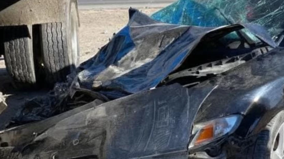 Choque entre camión de volteo y auto: joven se salvó de milagro esta mañana