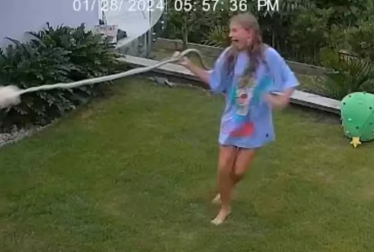 ¡Qué miedo! Niña salva a su cuyo de ser devorado por una serpiente gigante