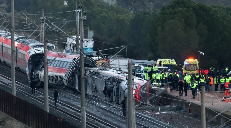 Miembros de la Guardia Civil española junto con otros efectivos de emergencia trabajan junto a uno de los trenes implicados en el accidente, en el lugar del descarrilamiento mortal de dos trenes de alta velocidad cerca de Adamuz, en Córdoba, España , el 19 de enero de 2026.