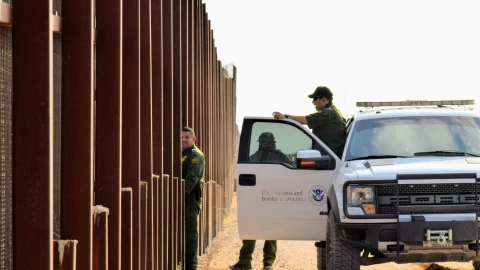 Agentes del Servicio de Inmigración y Control de Aduanas en la frontera de EU